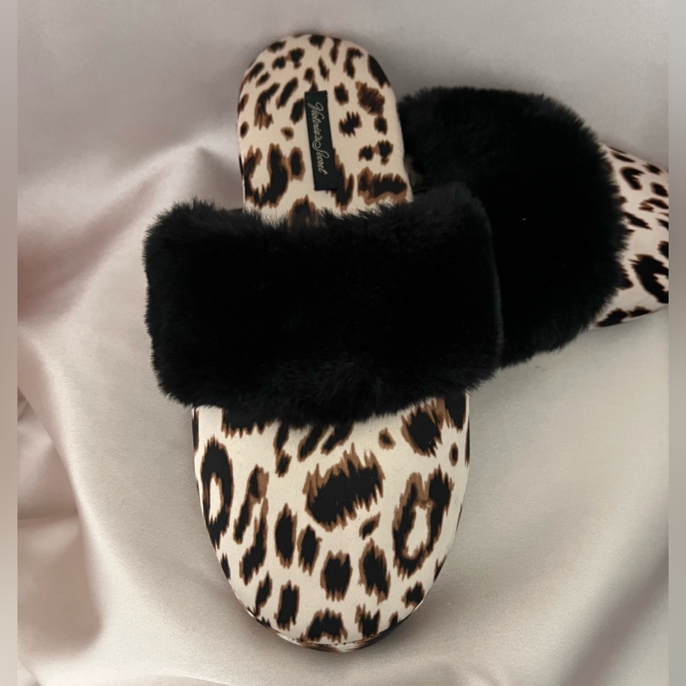 Victoria’s Secret Leopard Slippers Size S - Picture 3 of 4